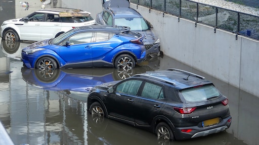 Merlin ziet haar auto in Enschede kopje-onder gaan: 'Binnen 20 minuten drijvend door garage'